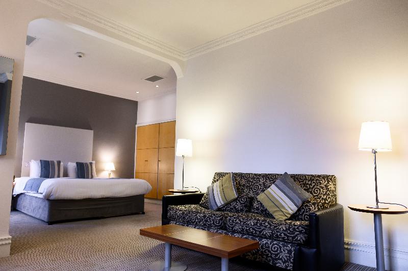 高级客房, The Angel