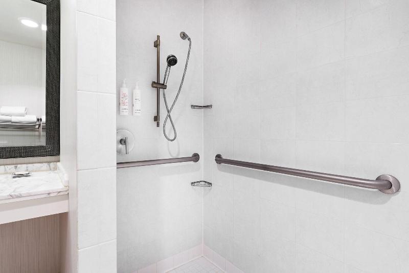 标准单人间, The Angel