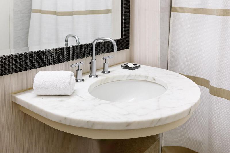 标准单人间, The Angel