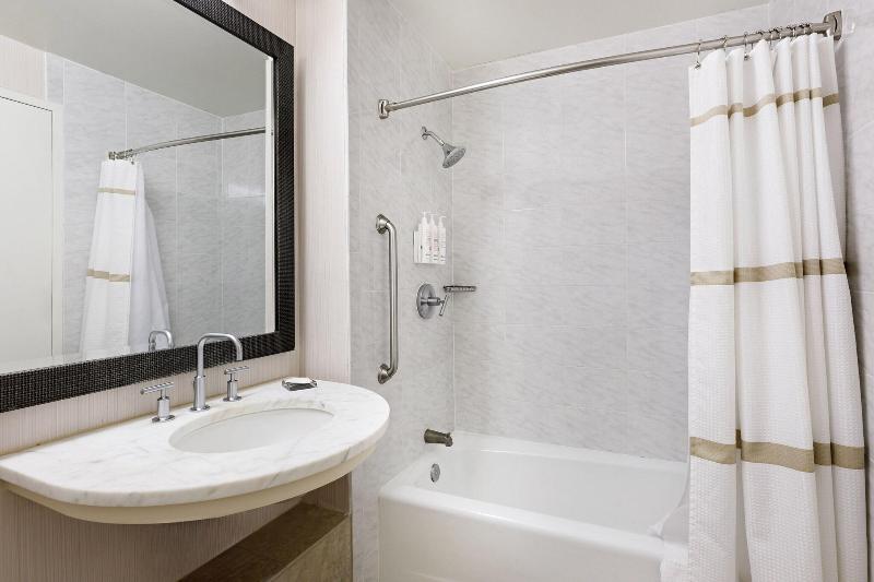 标准单人间, The Angel