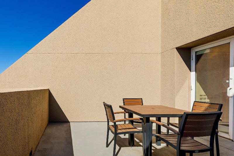 标准单人间, The Angel