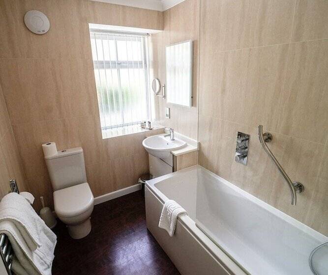 اتاق لوکس با چشم‌انداز, B/w Plus Buxton Lee Wood