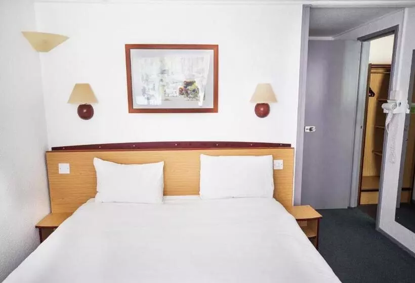 ダブルベッドスタンダードルーム, Campanile Hotel   Basildon   East Of London