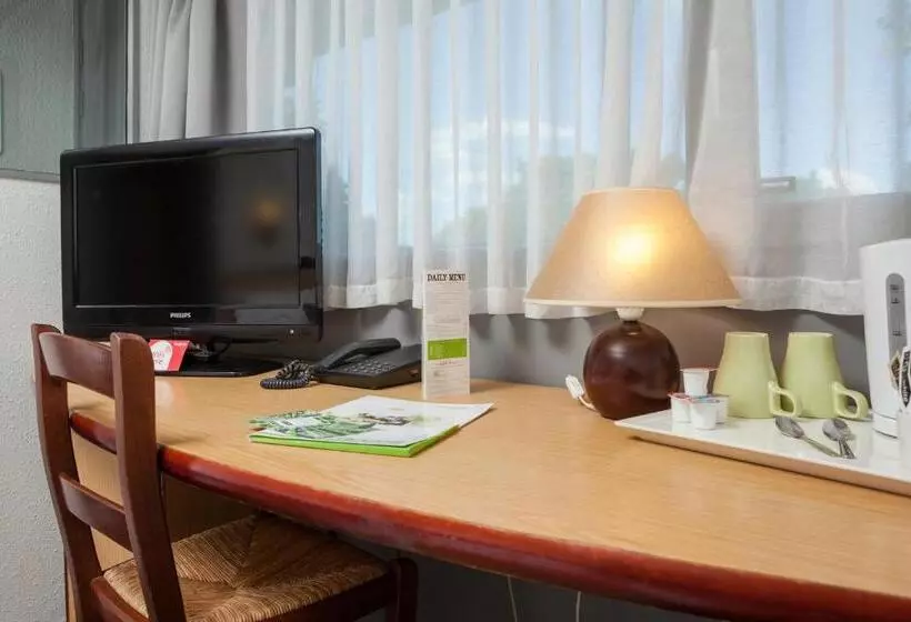 ダブルベッドスタンダードルーム, Campanile Hotel   Basildon   East Of London