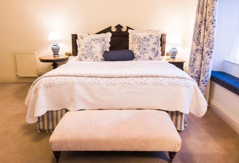 غرفة سوبيريور, Luttrell Arms