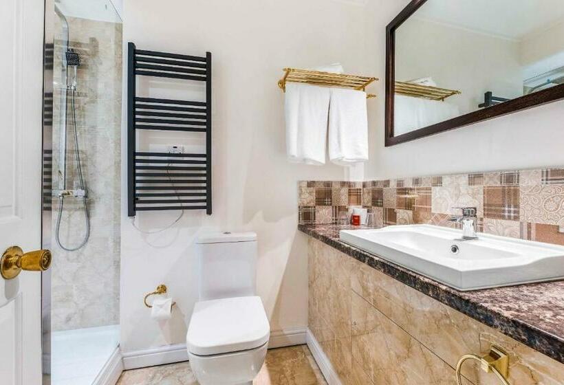 جناح جونيور, Muthu Belstead Brook