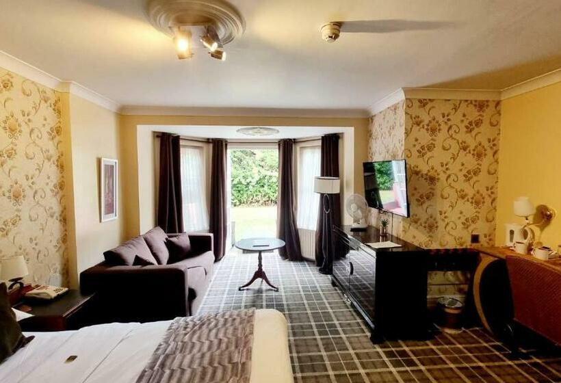 جناح جونيور, Muthu Belstead Brook