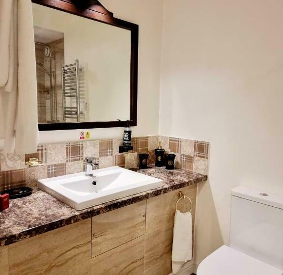 جناح جونيور, Muthu Belstead Brook