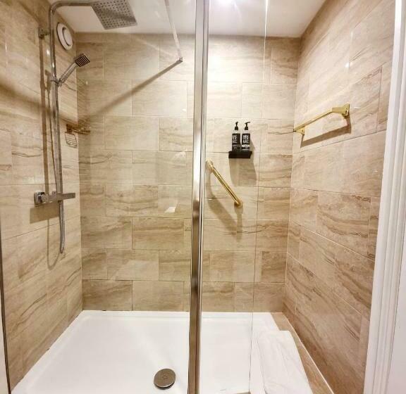 جناح جونيور, Muthu Belstead Brook