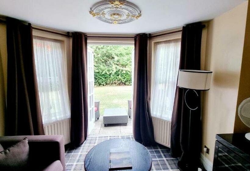 جناح جونيور, Muthu Belstead Brook