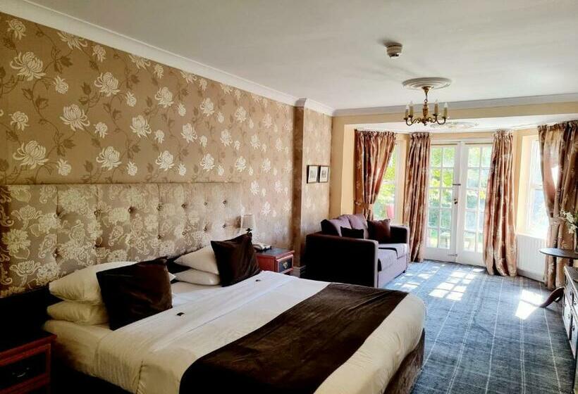 جناح جونيور, Muthu Belstead Brook