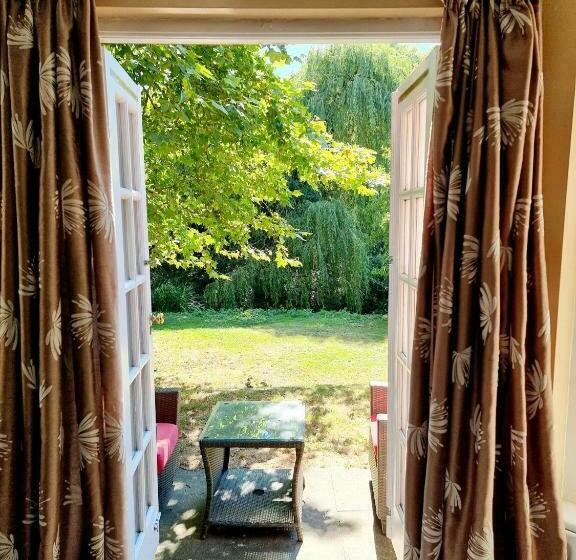 جناح جونيور, Muthu Belstead Brook