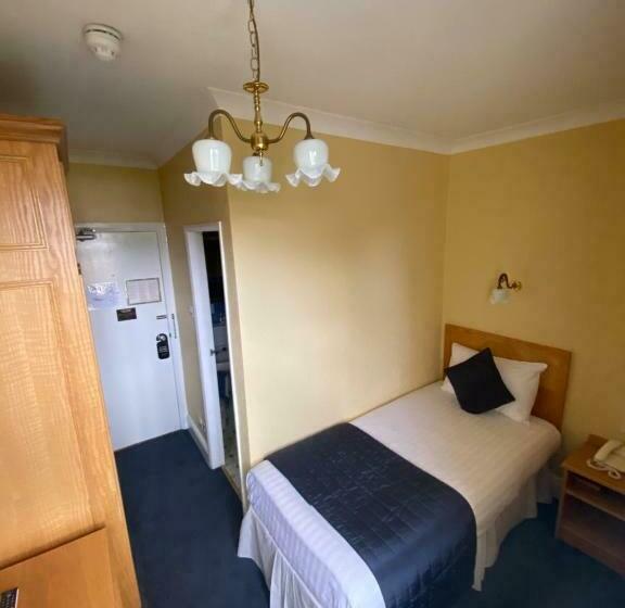 标准单人间, The Hand