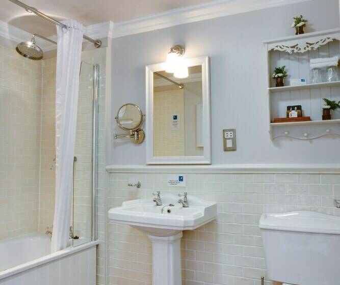 غرفة عائلية, Trearddur Bay