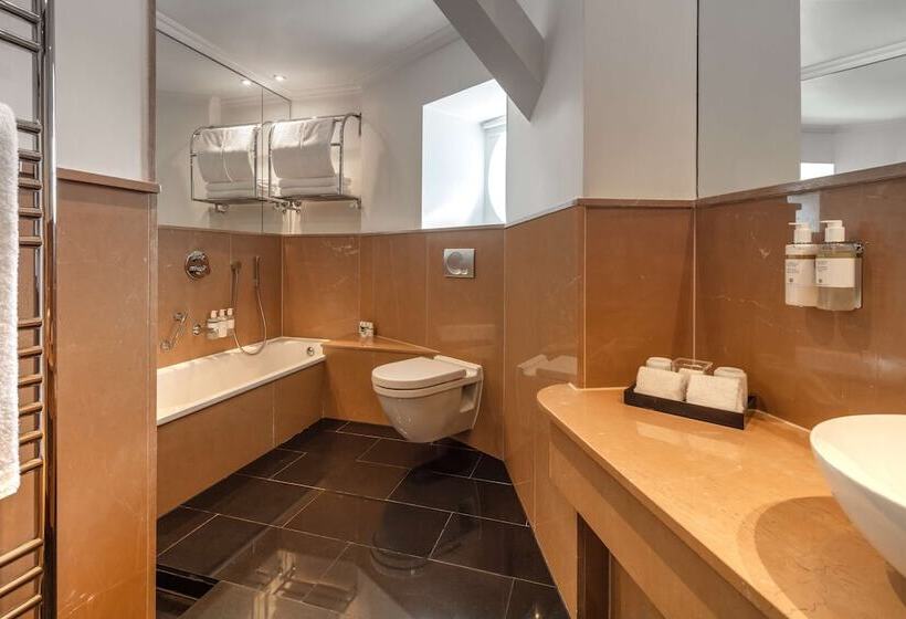 스탠다드 스튜디오, Radisson Blu Hotel, London Bloomsbury