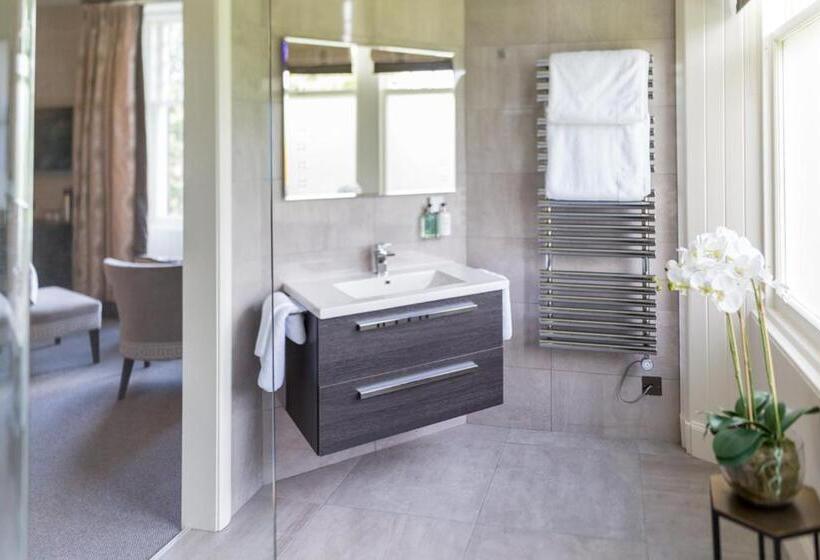 جناح جونيور, The Dowans Hotel Of Speyside