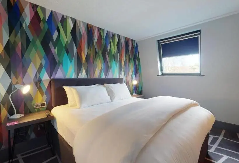 キングサイズベッドのスタンダードルーム, Village Hotel Bracknell