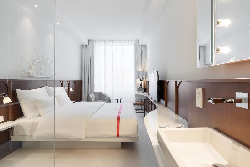 جناح جونيور, Athenaeum Intercontinental, An Ihg