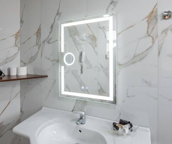 标准三人间, Athens Golden City