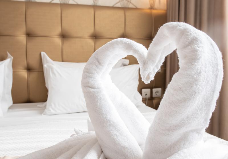 标准三人间, Athens Golden City