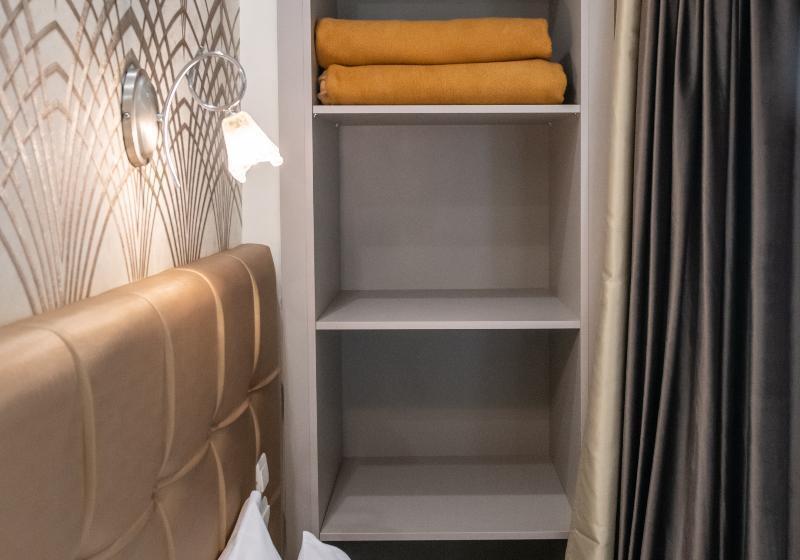 标准三人间, Athens Golden City