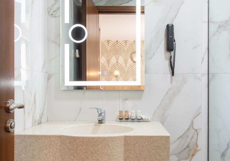 标准单人间, Athens Golden City