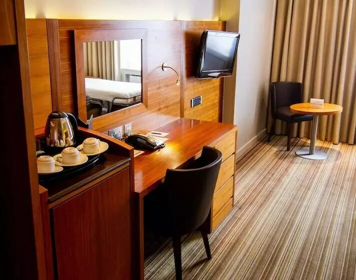 Standard Triple Room, Blakemore Hyde Park