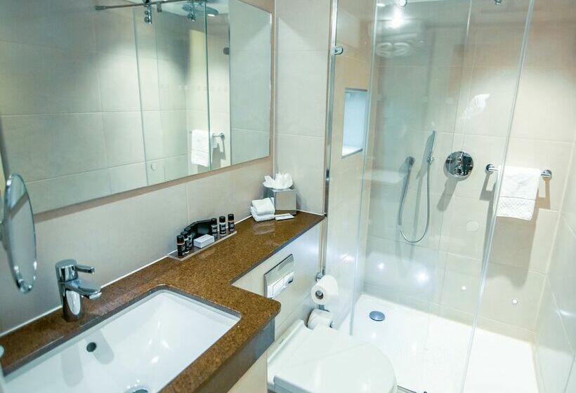 Standard Triple Room, Blakemore Hyde Park