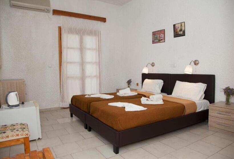 غرفة قياسية مطلّة علي الحديقة, Gioma