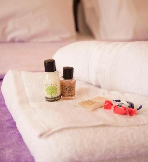 غرفة قياسية مطلّة علي البحر, Gioma