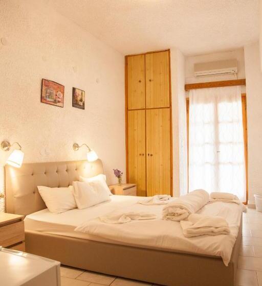 غرفة قياسية مطلّة علي البحر, Gioma