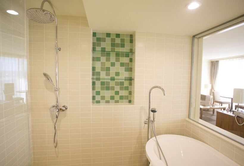 سوییت با چشمانداز دریا, Guam Reef