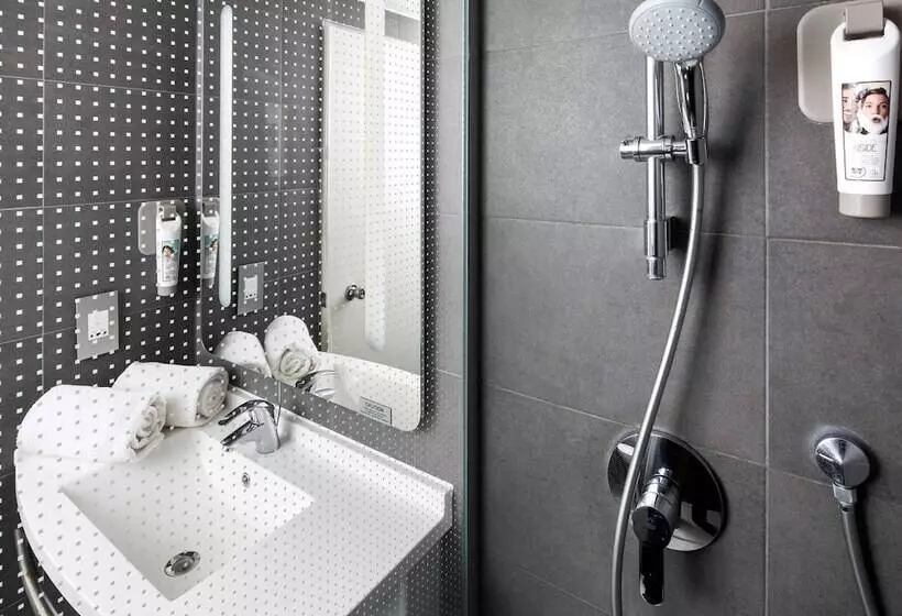 اتاق خانوادگی, Ibis London Greenwich