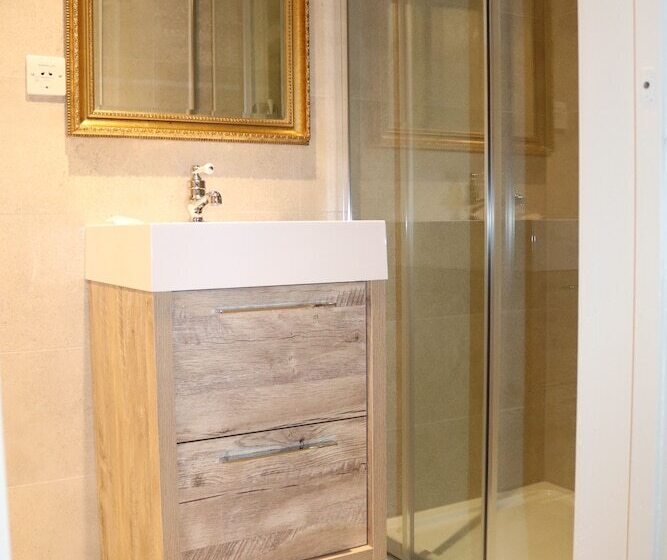 标准间, Shillingford Bridge