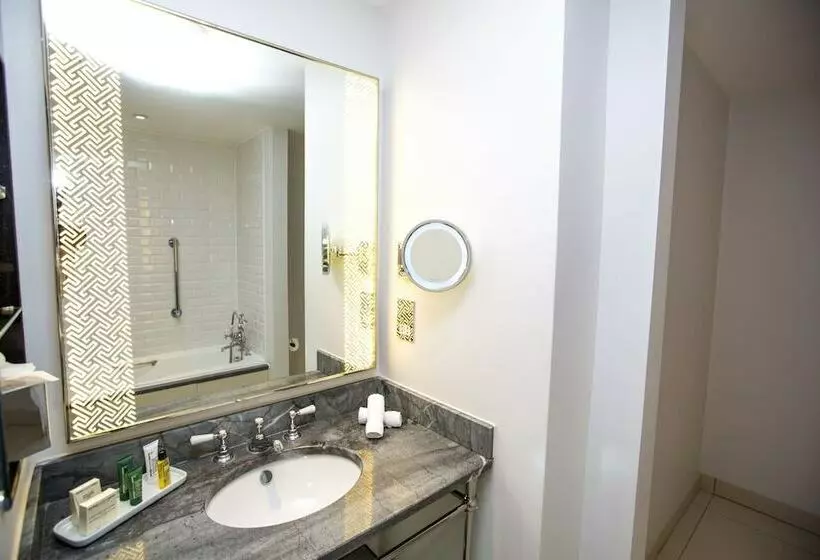 اتاق استاندارد, The Waldorf Hilton London