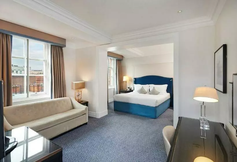 سوییت جونیور, The Waldorf Hilton London
