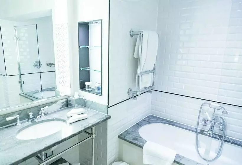 سوییت جونیور, The Waldorf Hilton London