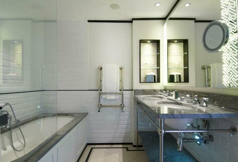Номер Deluxe, The Waldorf Hilton London