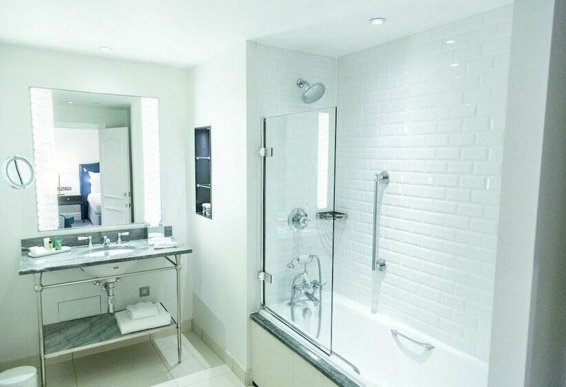 Номер Deluxe, The Waldorf Hilton London