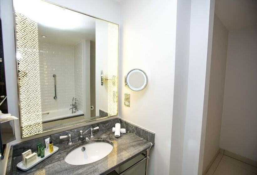 スーペリアールーム, The Waldorf Hilton London