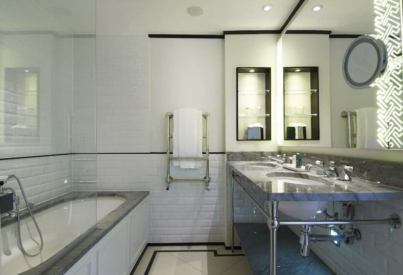 スーペリアールーム, The Waldorf Hilton London