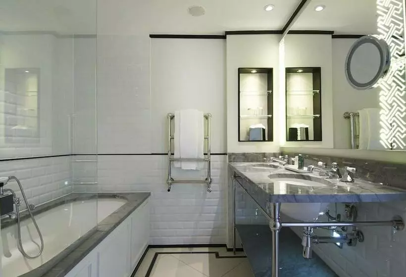 اتاق سوپریور, The Waldorf Hilton London