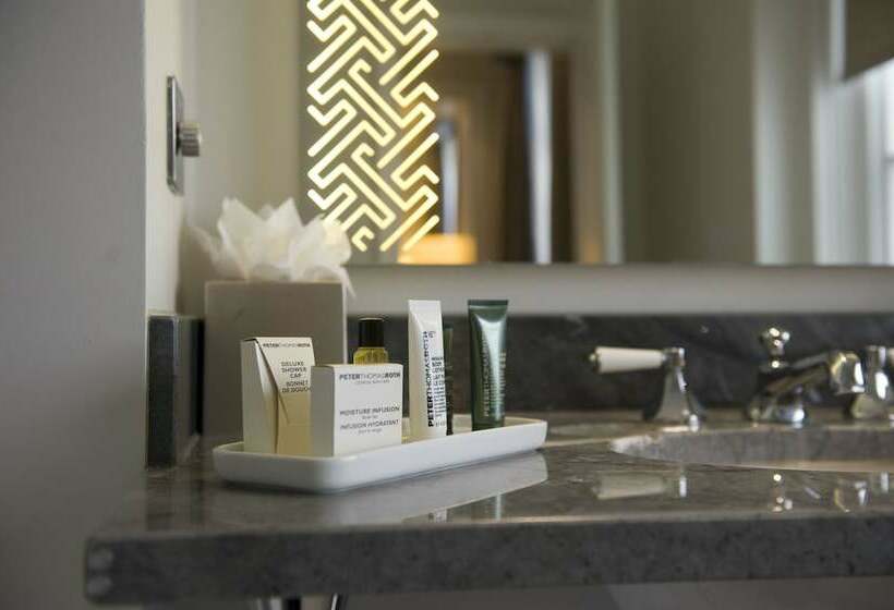Номер Superior, The Waldorf Hilton London