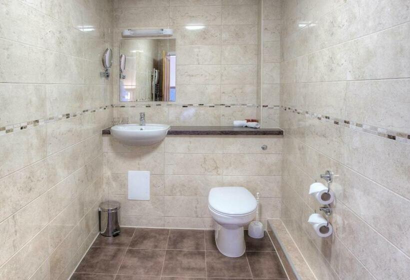 スタンダードルーム, Muthu Newton