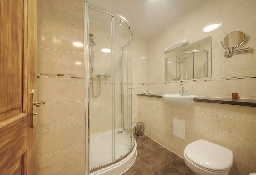 スタンダードルーム, Muthu Newton