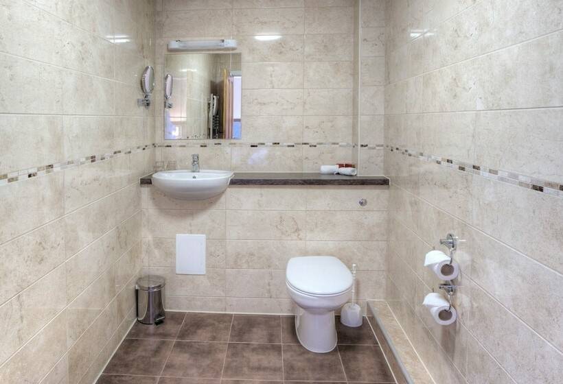 スタンダードルーム, Muthu Newton