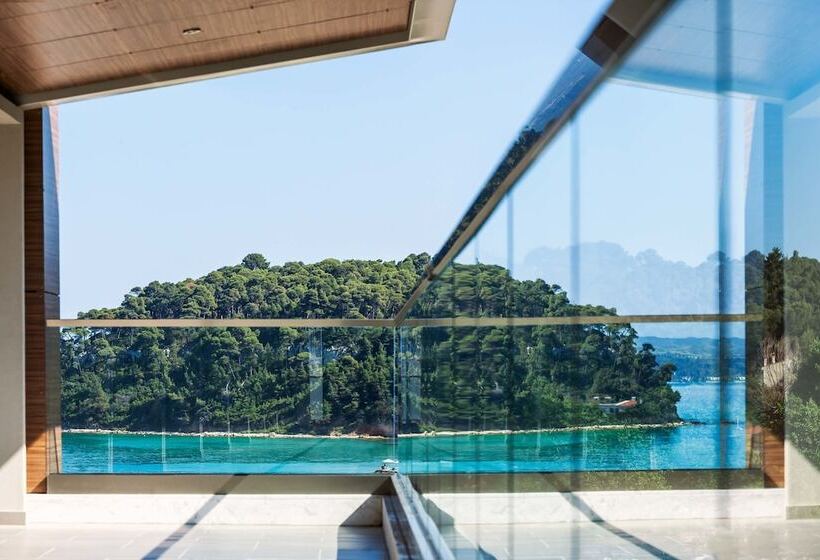 سوئیت پنت هاوس, Ammon Zeus Luxury Beach