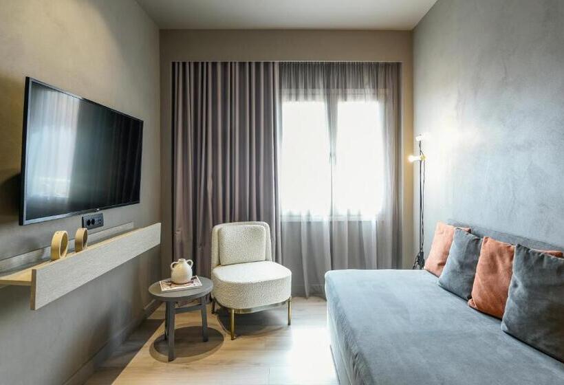 جناح جونيور ذات إطلالة, Arcadion