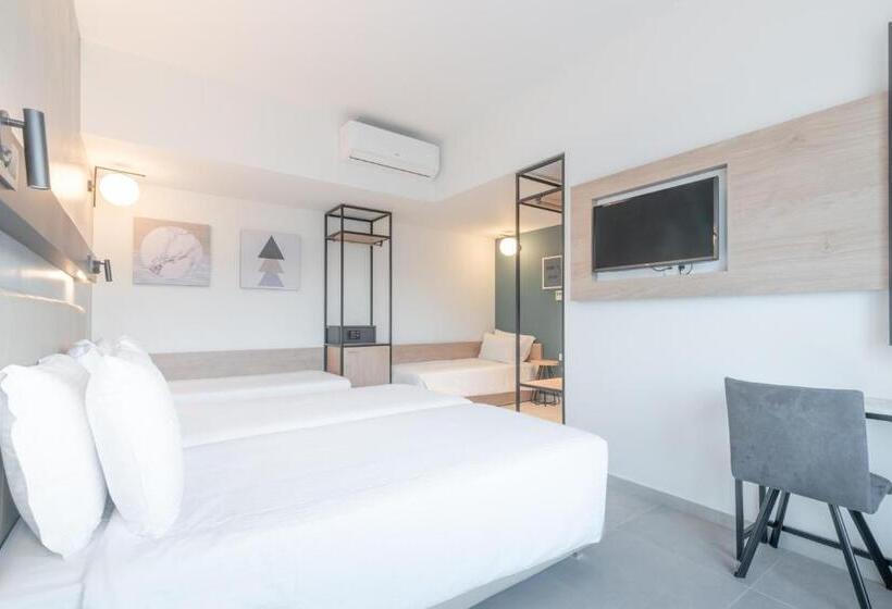 חדר סטנדרט לארבעה, נוף לים, Avra By Smile Hotels