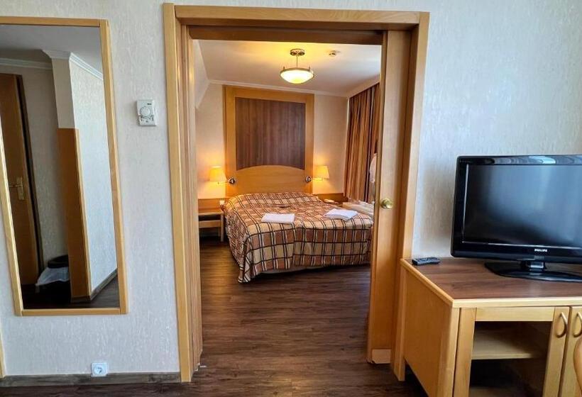 جناح جونيور, Budapest